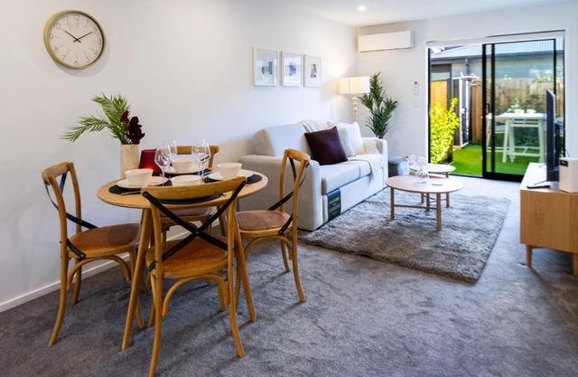 Vibrant Central Christchurch Pad 2 bed 1 bath with park