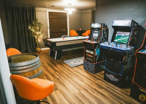 Vibrant Forest Retreat - Game Room, Spa, Fire Pit - Sleeps10