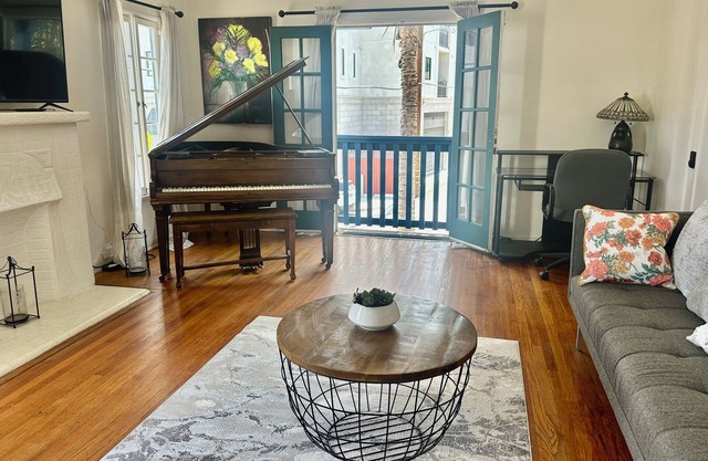 Vibrant Los Angeles Apt. Light Filled, Parking, Piano