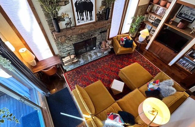Vibrant & Luxurious Retro Mountain Home Minutes To Okemo & Killington