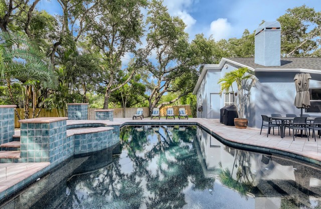 Vibrant Mid-Modern Pool Home. Centrally located near Madeira Beach and DTSP