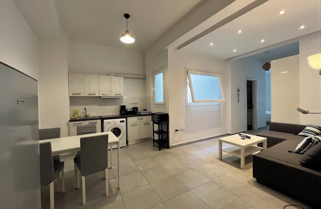 Vibrant Omonia Oasis, Modern Apartment in the Heart of Athens