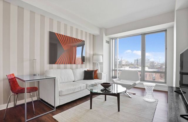 Vibrant Two Bed steps from Charles River