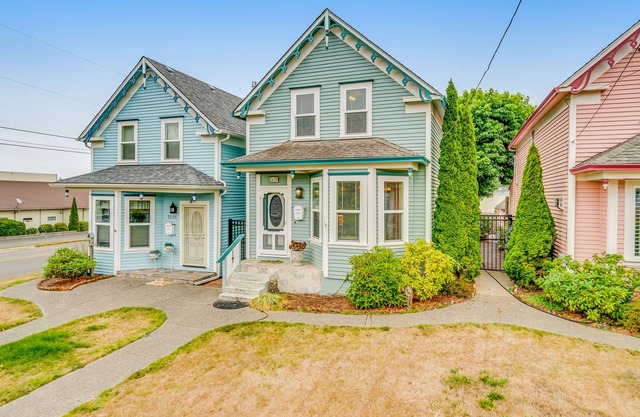 Vibrant Victorian with deck, fireplace, & washer/dryer - near shops/dining/water