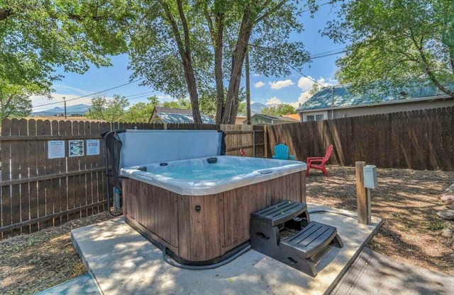 Vibrant Watermelon! Hot Tub & King Bed & BBQ!