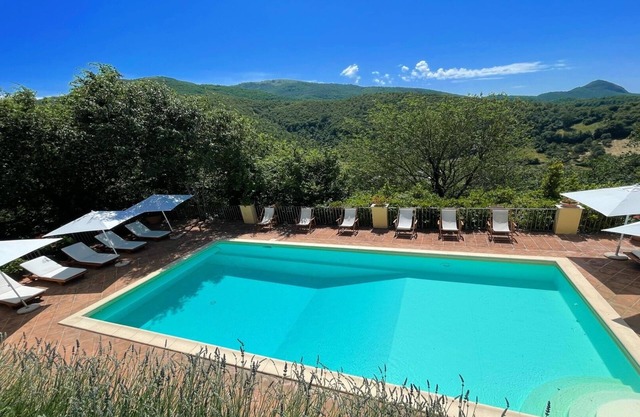 Vicolo : Picturesque cottage with balcony + patio/seats 4/5 in private village