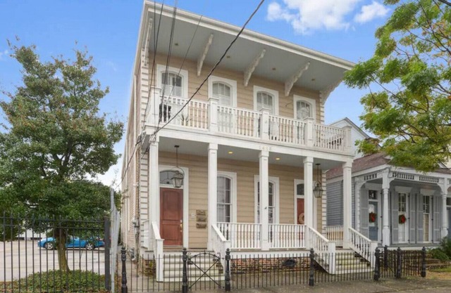 Victorian Central City Apt | Near St Charles Ave