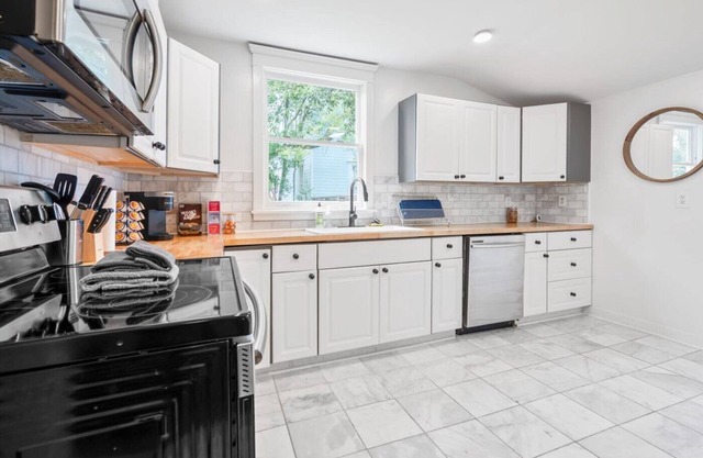 Victorian District Oasis ★ Open-Concept Family-Friendly Home ★ Convertible Suite