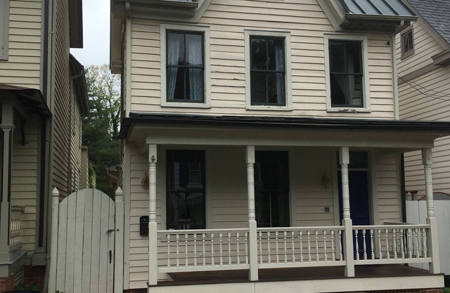 Victorian Hideaway: Beautiful Exterior, Modern interior