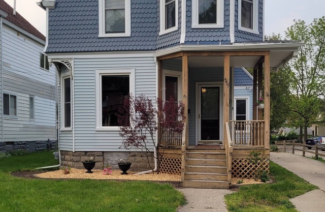Victorian home near downtown Bay City -Family Friendly