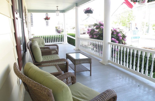 Victorian on Main Street, Rock Hall MD. Walk to everything! Sleeps 2-4