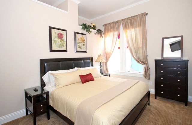 Victorian Unit with Loft - Minutes. to DT, Conv Center, Balboa Park, Beach, Zoo