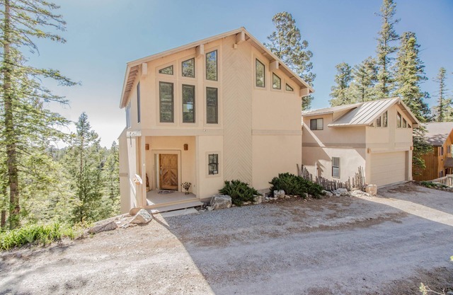 View of White Sands/Tularosa Basin, hot tub & a/c in the Village of Cloudcroft!