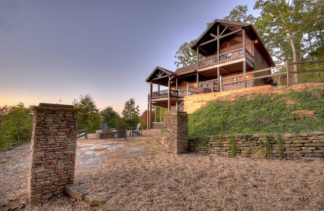 View-Topia - Stunning Cabin, Amazing Views, 15 min from Downtown Blueridge!