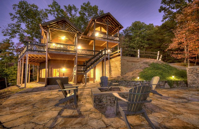 View-Topia - Stunning Views, Hot tub, and Firepit!