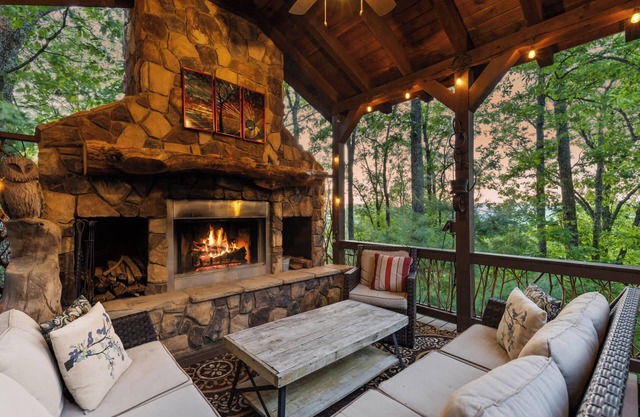 Views for Miles! Outdoor Fireplace~ Hot Tub