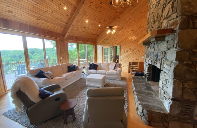 Views, hot tub, spacious 3Bd, 3Ba w Tesla Charger