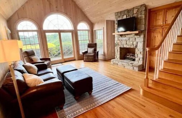 Views! Mountain Cabin w/stone fireplace, indoor pool, pickle ball, golf, gym