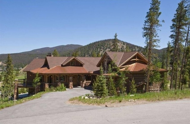 Views of the 10 mile range - 7 min from the slopes in this luxurious chalet!
