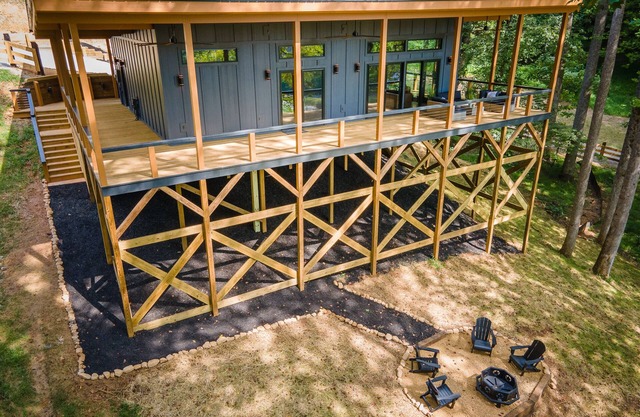 Viking Hilltop Suite- Troll Treehouse-Walk to Town