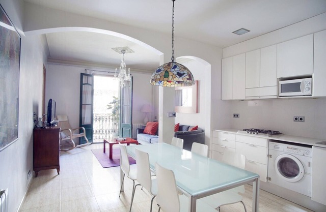 VILADOMAT, large 4bed/2bath with balcony