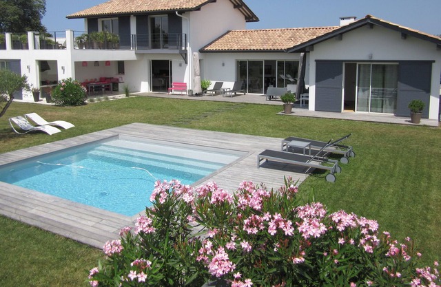 Villa 2 km from Biarritz, 10 people, 5 bedrooms, swimming pool, petanque