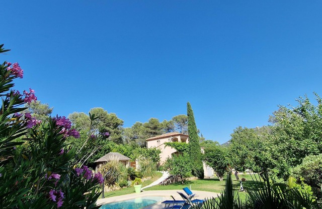 Villa 200 m2 Simiane collongue between Aix and Marseille 4 bedrooms, spa pool,