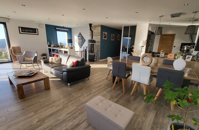 Villa 2F 3 min from Losari beach with swimming pool, sea view