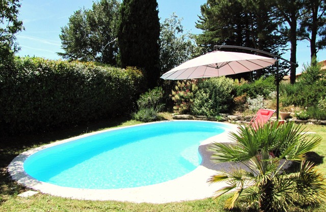 Villa, 4 bedrooms, sleeps 8, with private pool in Lubéron