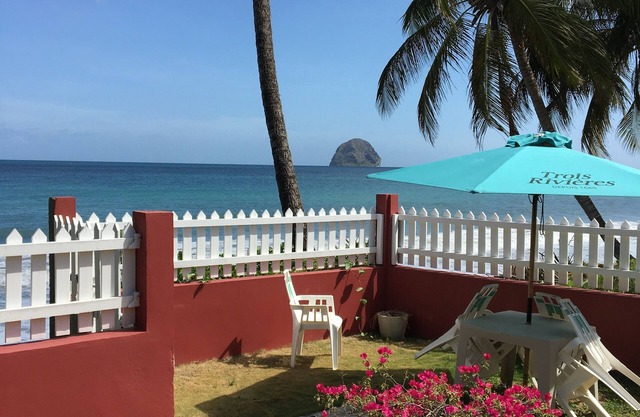 Villa 4 metres from the beach with swimming pool, close to all amenities