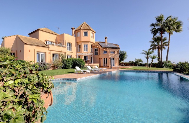 Villa "Alcaidesa Vistas al Mar" with Sea View, Pool & Wi-Fi