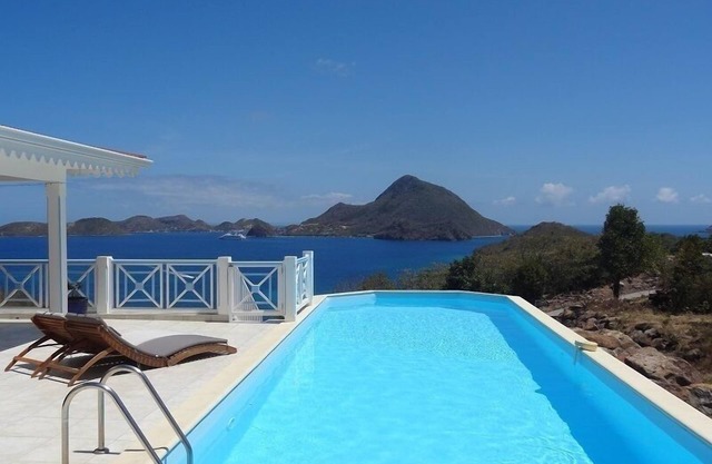 Villa Alizé, Terre de Bas. Standing, panoramic view of the Baie des Saintes