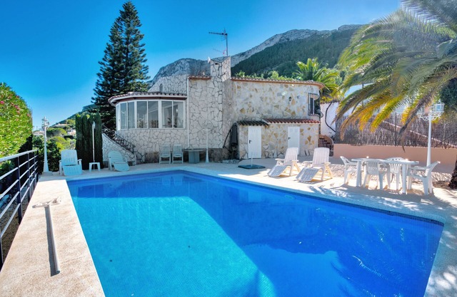 Villa 'Alta' with Private Pool, Wi-Fi and Air Conditioning