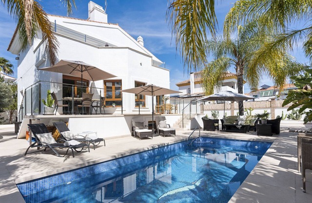 Villa Angeles - Family Villa 2 min from the Beach