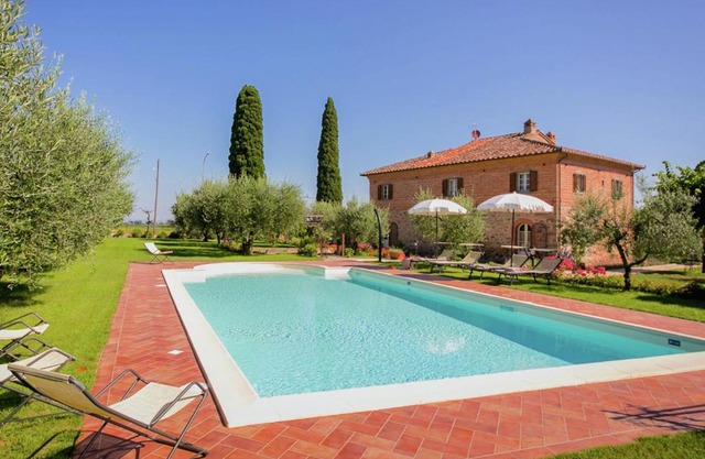 Villa at 300 m altitude with private swimming pool and views of Cortona