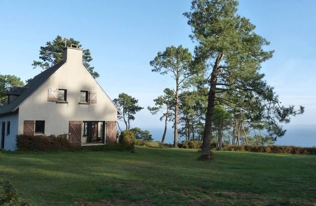Villa at Cap de la Chèvre overlooking the ocean, exceptional sea view.