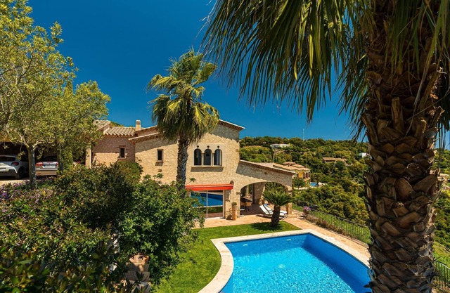 Villa Azucena with sea and mountain views, swimming pool, nice garden and Wi-Fi