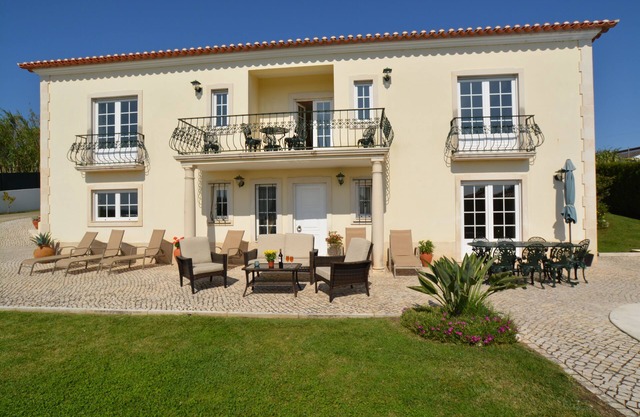 Villa, balcony views, private pool near Obidos and 20mins Silver Coast beaches.