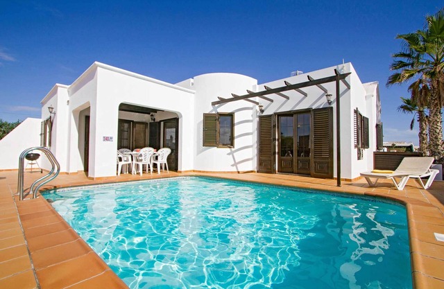Villa Benjamin - Large Whitewashed Villa with Games Room and Private Heated Pool