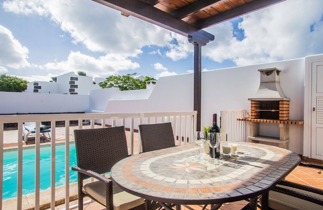 Villa Cara: Beautiful modern villa with gated heated pool & air con.