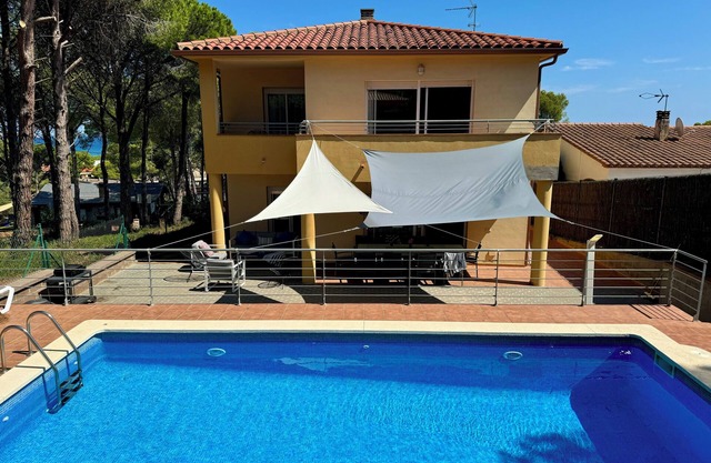 Villa close to the beach. Capacity 12 people.Platja de Pals.
