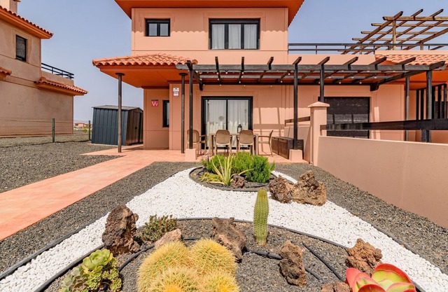 Villa con Jardín con Vistas Amanecer y Puesta de sol