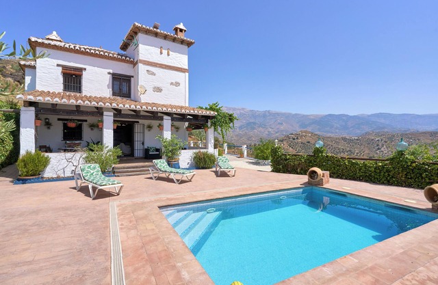 Villa 'Cortijo Miraflores' with sea views, private pool and Wi-Fi