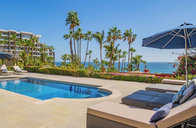 Villa Costa Brava: Newly renovated. Beautiful Beach Steps Away. Promos available