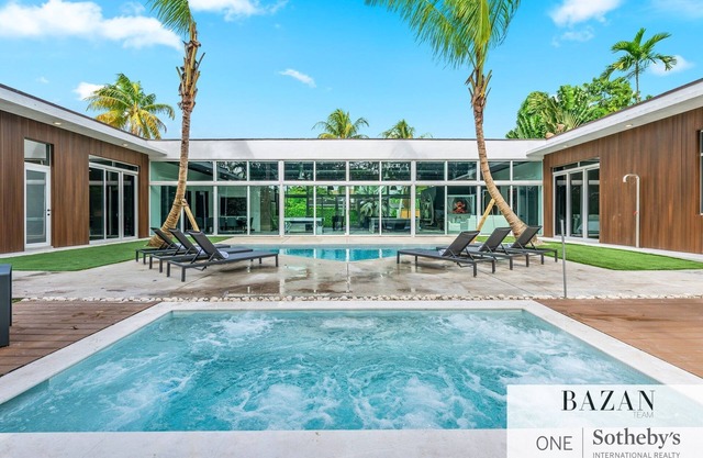 Villa Cristal 6 Bedroom 6.5 Bath Modern Loft 8 Total Beds 3 King 5 Queen Beds