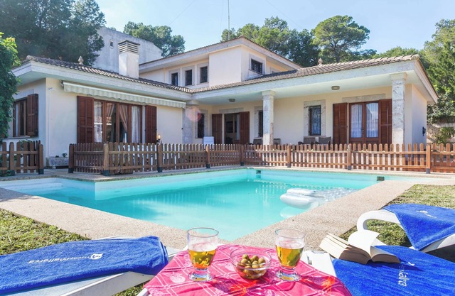 Villa Damar with Pool, Garden, Terrace, Balcony, A/C & Wi-Fi