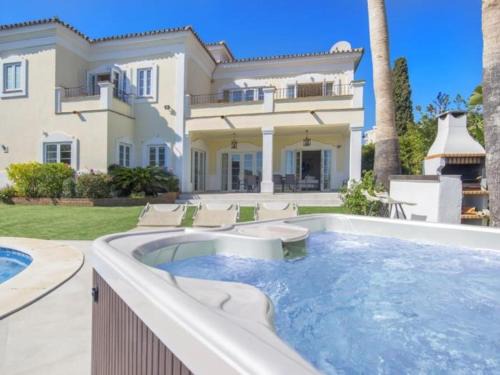 Villa de Lujo Cerca de Puerto Banus para 11, Spa y Gimnasio - ES-175-39