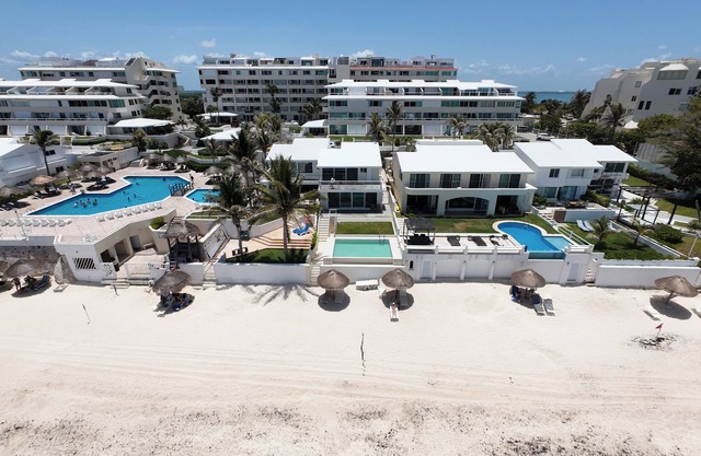 Villa del Mar Esmeralda! Private home at the foot of the best beach in Cancun.