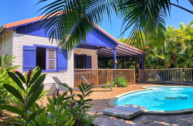 Villa Deshaies. 3 rooms. Pool. Sea at 300m.