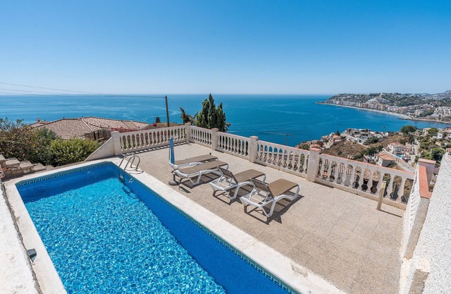 Villa Dos Vistas with Sea View, Pool, Garden & Wi-Fi